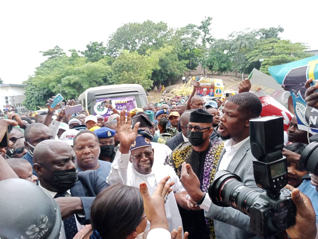 APC supporters flood Obasanjo’s residence as Tinubu visits ex-President