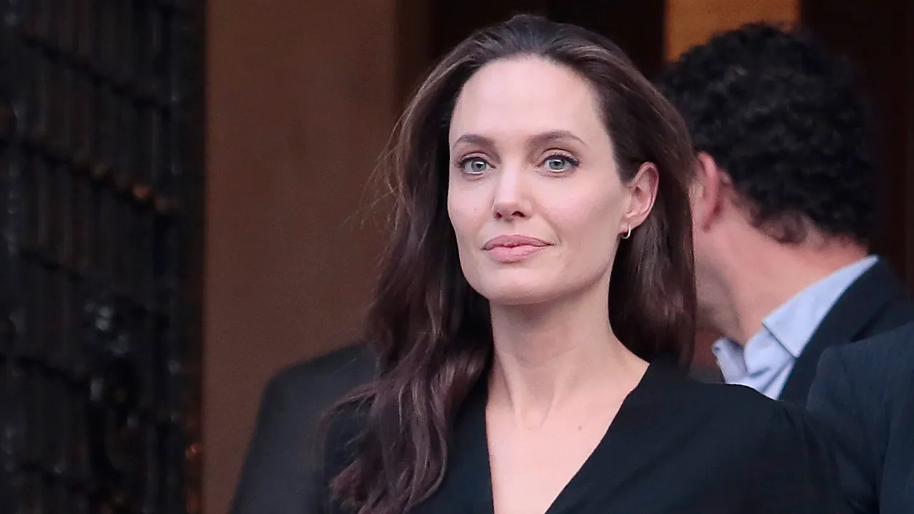 Angelina Jolie visits Pakistan flood victims