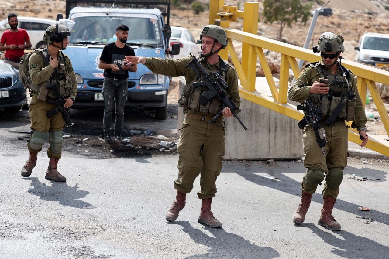 Israeli forces hunt east Jerusalem checkpoint attacker