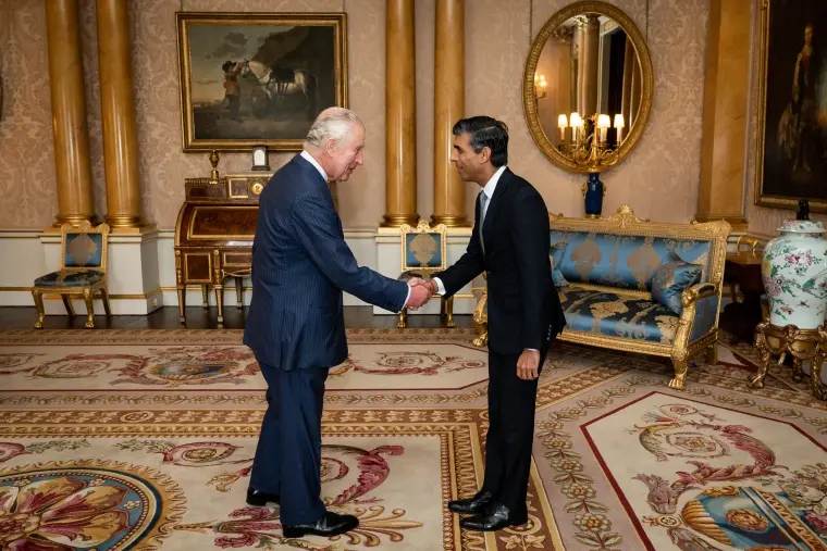 Rishi Sunak sworn in as UK prime minister