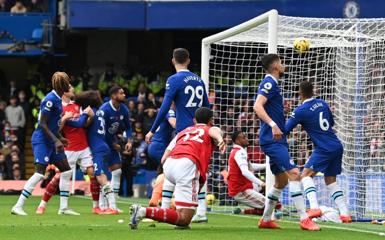 Arsenal top as Chelsea crash again