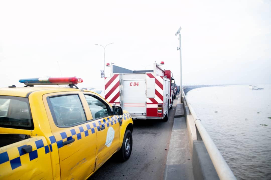 Lady dives into Lagos lagoon, rescue operation ongoing