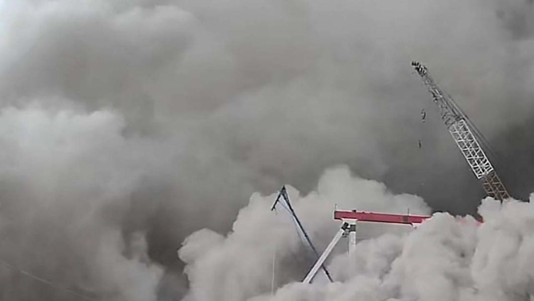 Indonesia villagers race to escape eruption as sky turns black