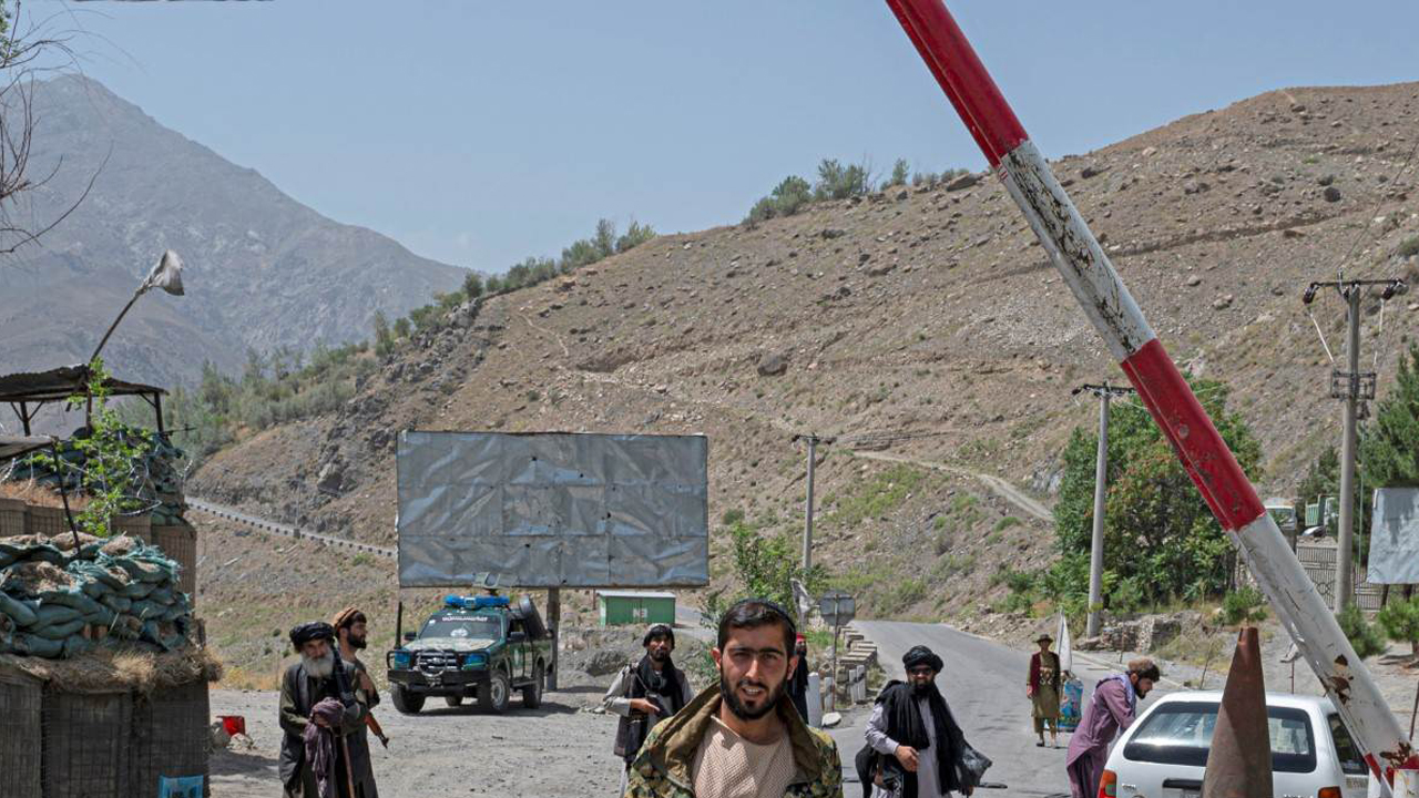 Gunfire after Afghan Taliban shut key border crossing with Pakistan